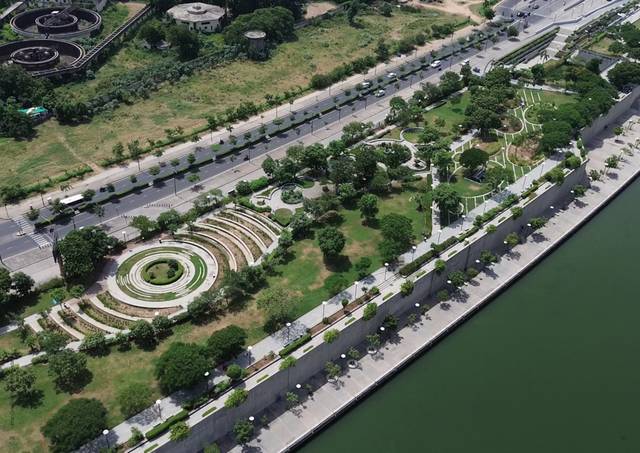 The riverfront promenade and its terraced garden.